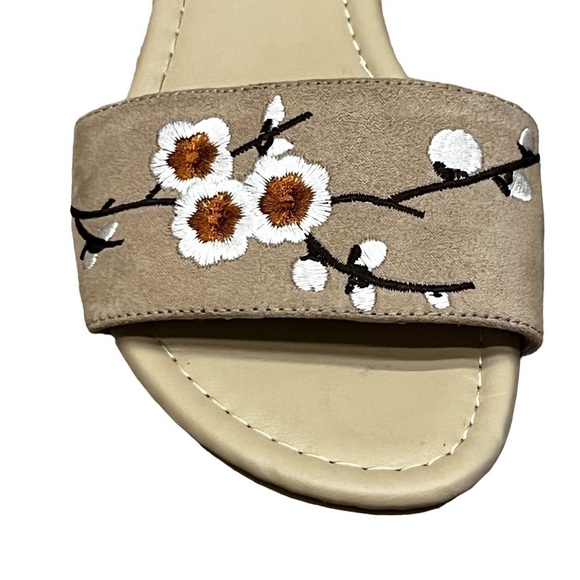 MADELINE Stuart Floral Embroidery Flats, Size 7.5 - Picture 4 of 11